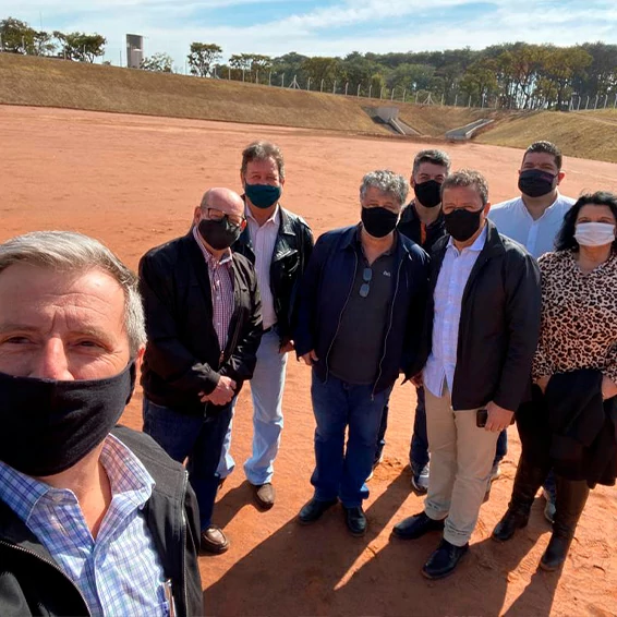 Diretoria da ACISC acompanha obras de combate à enchente