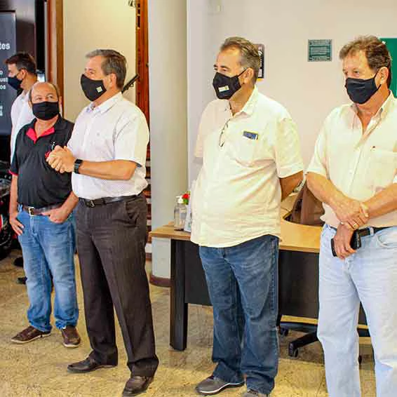 Diretoria entrega prêmios da Campanha Natal Premiado ACISC
