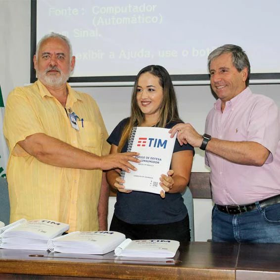 ACISC recebe  o Código de Defesa do Consumidor em Braille