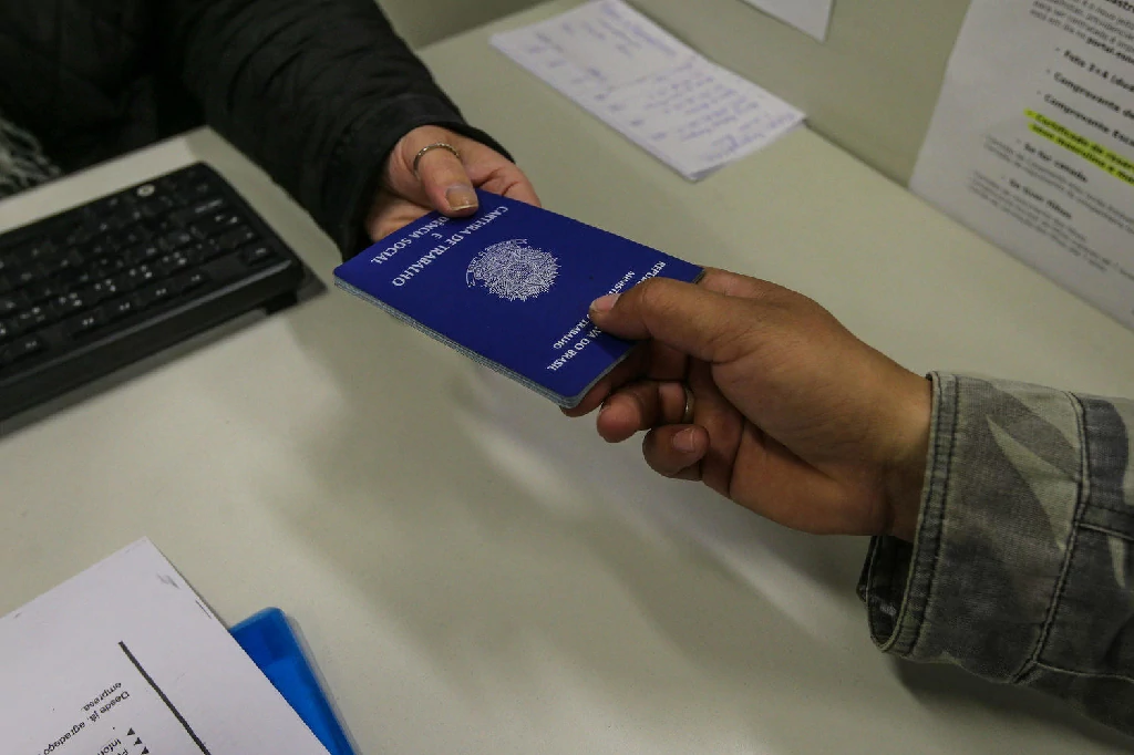 Subsetores e Empregos no Estado e Indicadores Nacionais