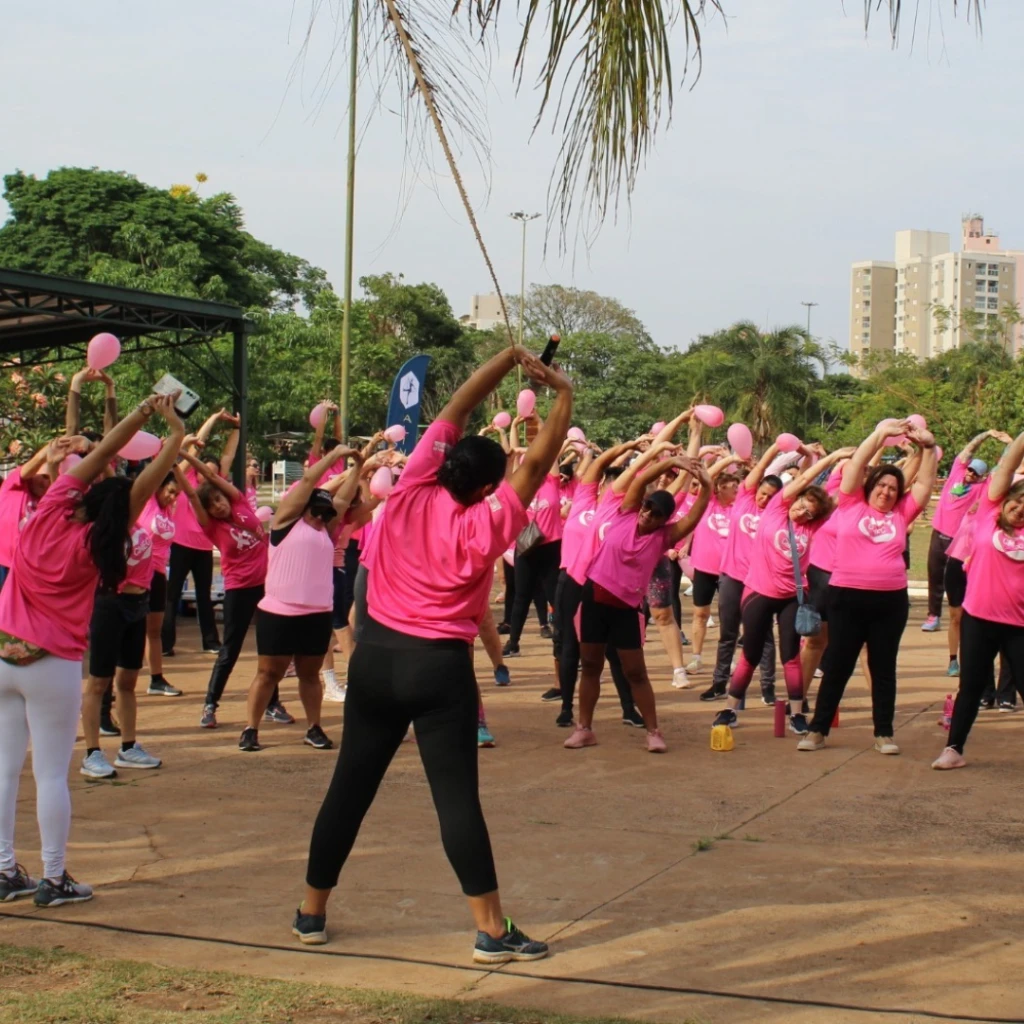 Promovida pela ACISC e CMEC, Caminhada Outubro Rosa reúne mais de 100 mulheres no Kartódromo