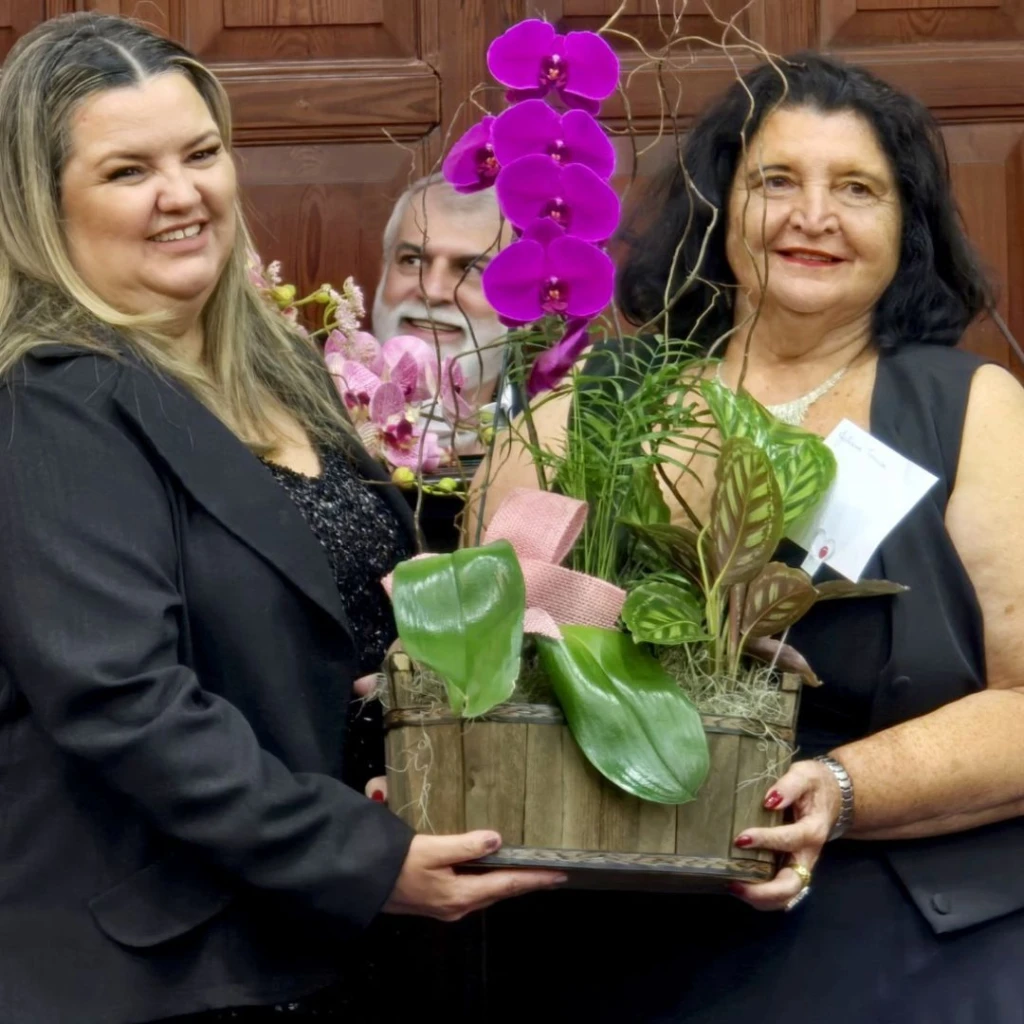 Ivone Zanquim participa de entrega de título de Cidadã Benemérita para presidente do CMEC